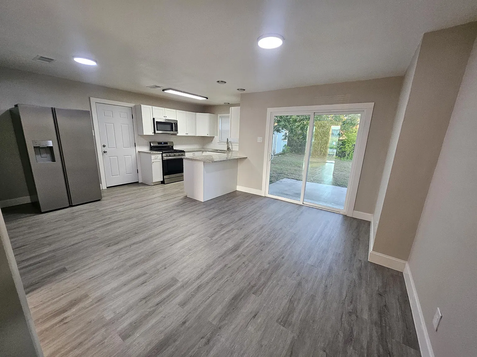 3 bed, 2.0 bath, 1050 sqft, $1,102 — Photo 2
