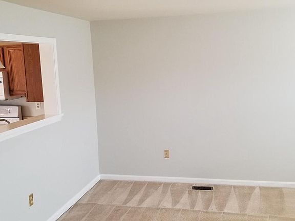 4th image of 523 Highland Towne Ln