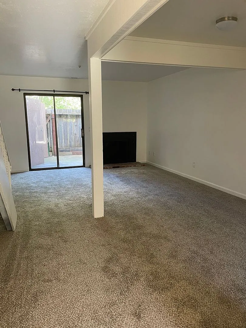 2 Bedroom 1.5 bath Townhome! — Photo 4