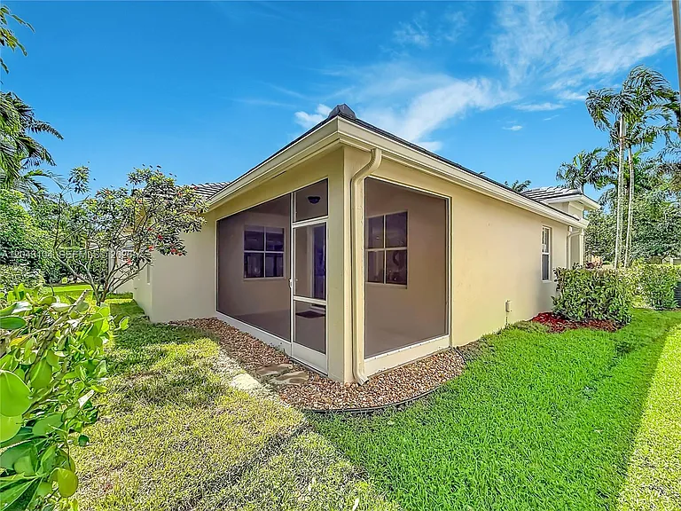 1556 Winterberry Ln — Photo 25