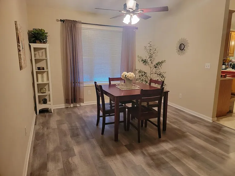 208 Wilsey Ln — Photo 2