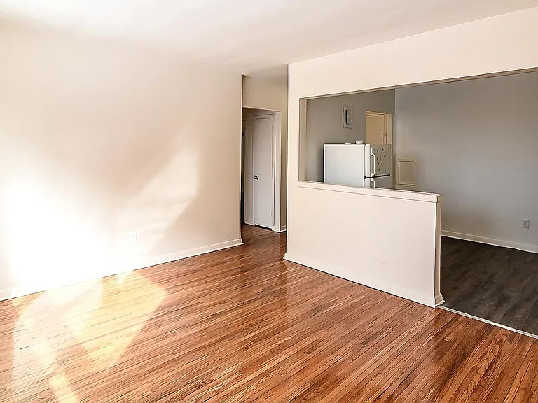 631 Upper James St — Photo 8