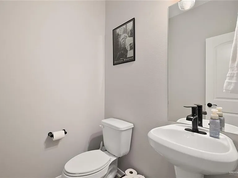 1407 E Silos Ave — Photo 14