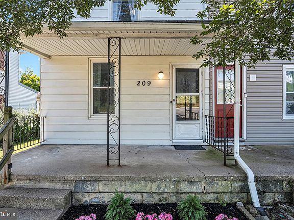 4th image of 209 1st St