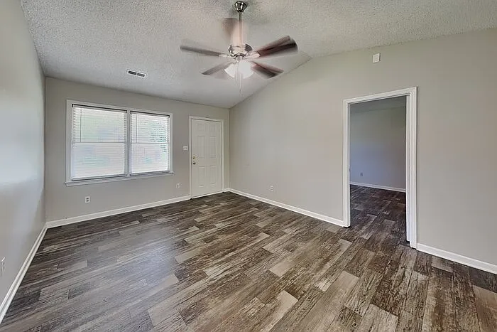 2215 Medlin Ct — Photo 3