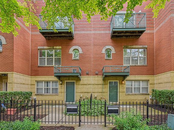 3rd image of 4530 S Woodlawn Ave Unit 303