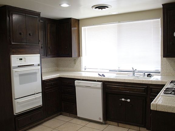 4th image of 7608 Stockdale Hwy APT A