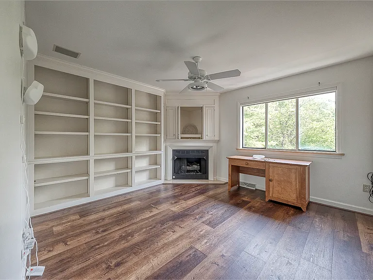 618 Essex Ct — Photo 18