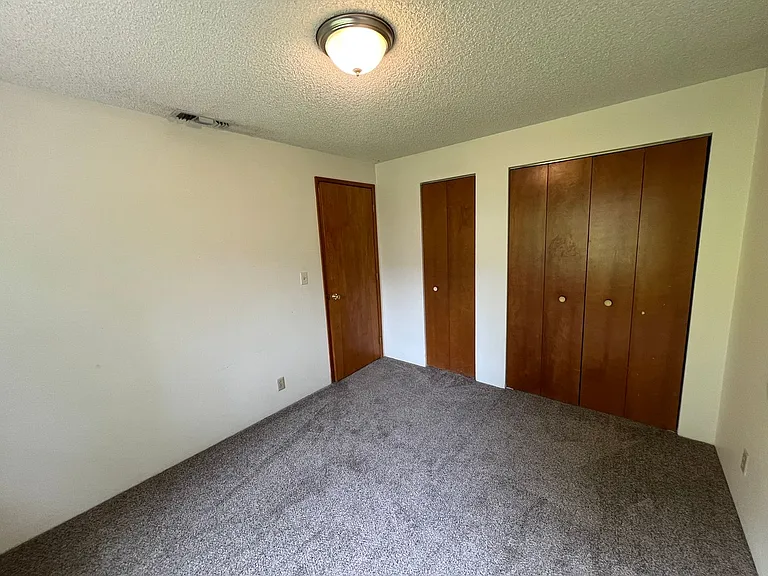 7039-1t - 2187 & 2189 NW North Hill Drive — Photo 14