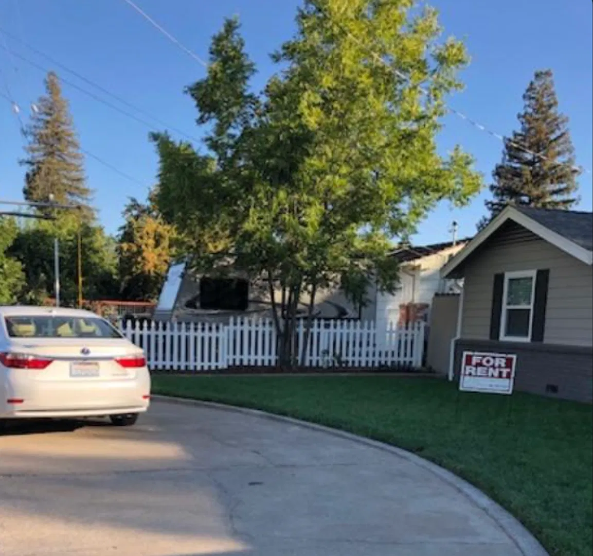 Adorable 1 Bedroom Home W/ Tons Of Extras! Please View Entire Ad For Viewings! — Photo 1