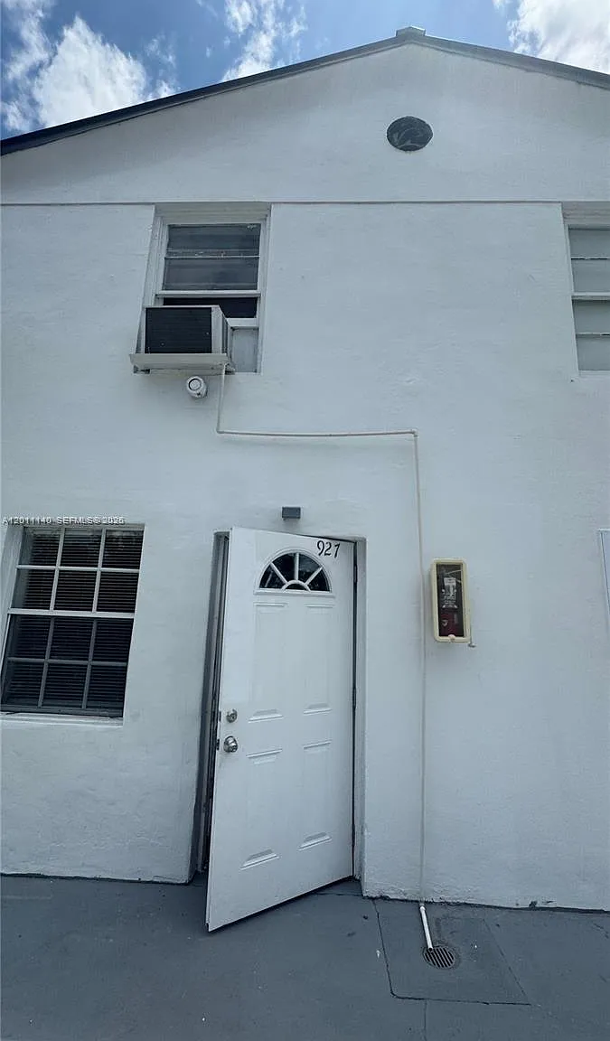 Studio, 290 sqft, $1,300 — Photo 1
