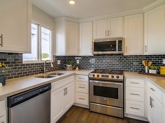 4th image of 2365 Comstock St