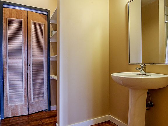 There is one full bath.