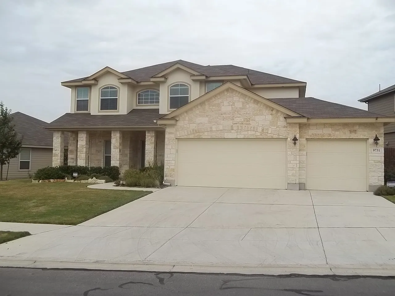 Beautiful 5 Bedroom, 3.5 Bathroom Home! — Photo 1