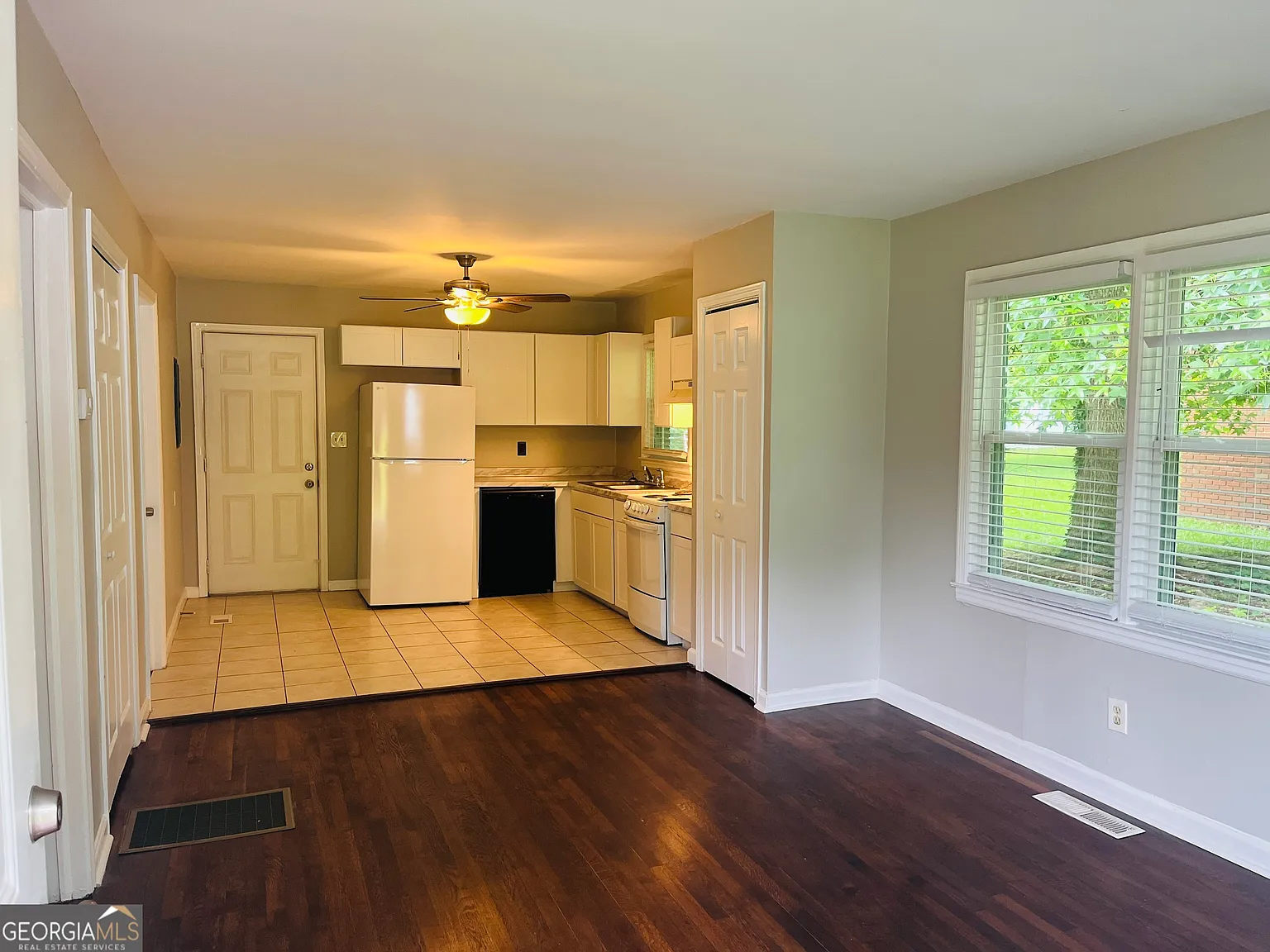 2 bed, 1.0 bath, $1,375 — Photo 3