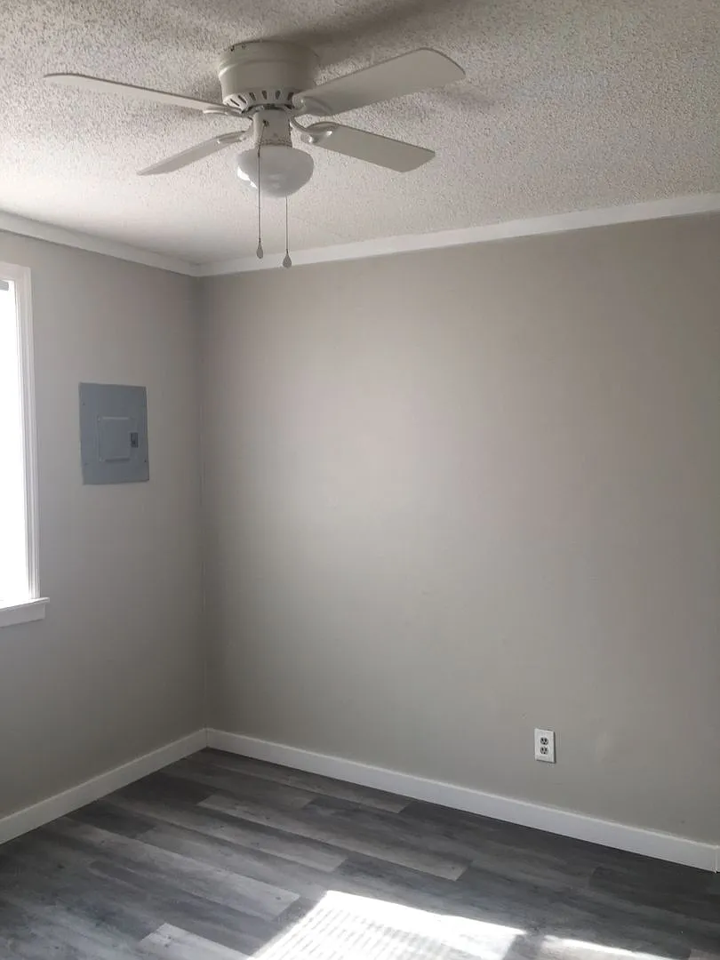 1927D Iron Street, renovated 1 bedroom — Photo 4