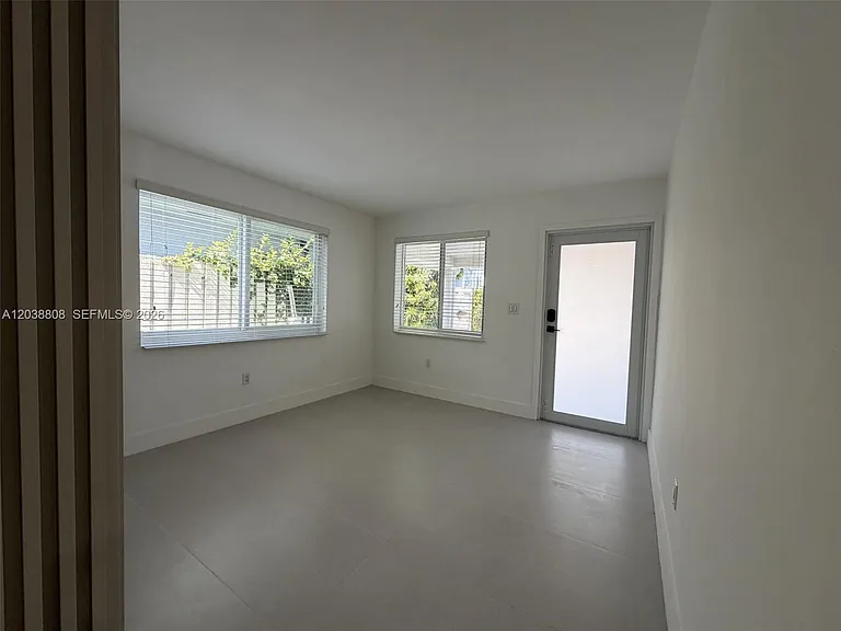 501 NW 25th Ct — Photo 2