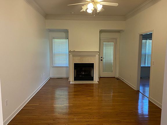 Living Room 10’ ceiling, gas
