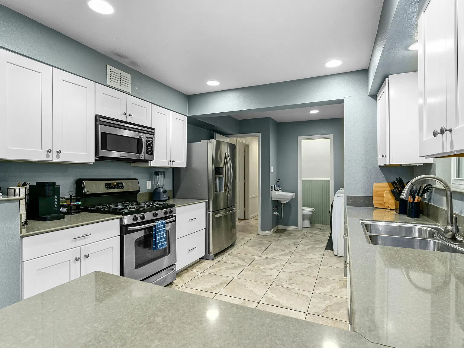 5 bed, 2113 sqft, $4,150 — Photo 3