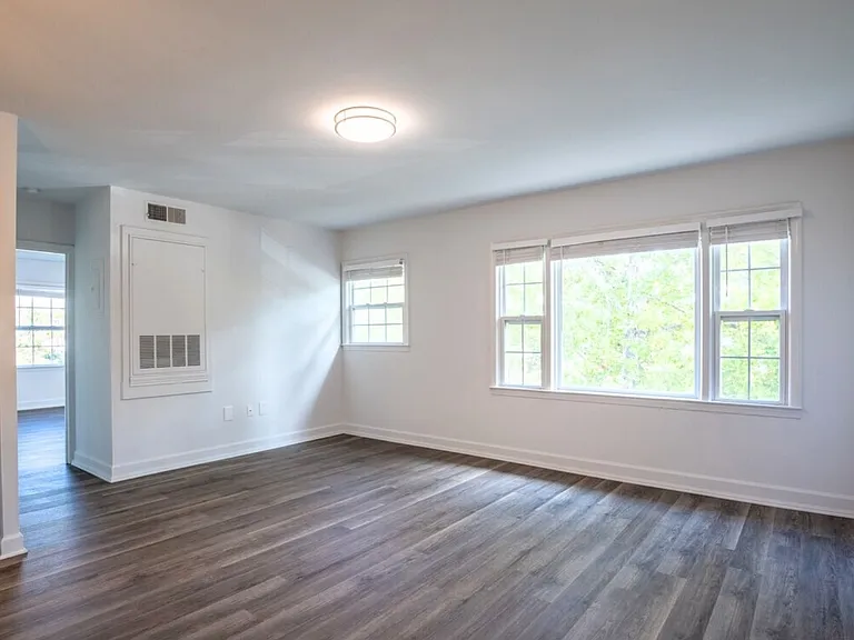 Colonial Village Apartments — Photo 15