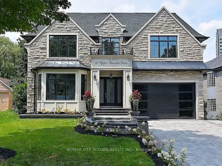 98 Upper Canada Dr — Photo 1