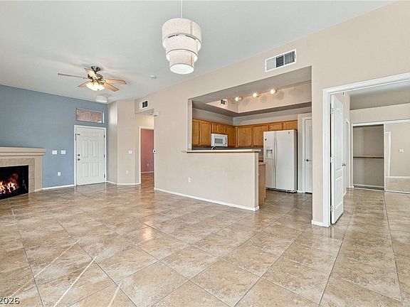 4th image of 2305 W Horizon Ridge Pkwy APT 211