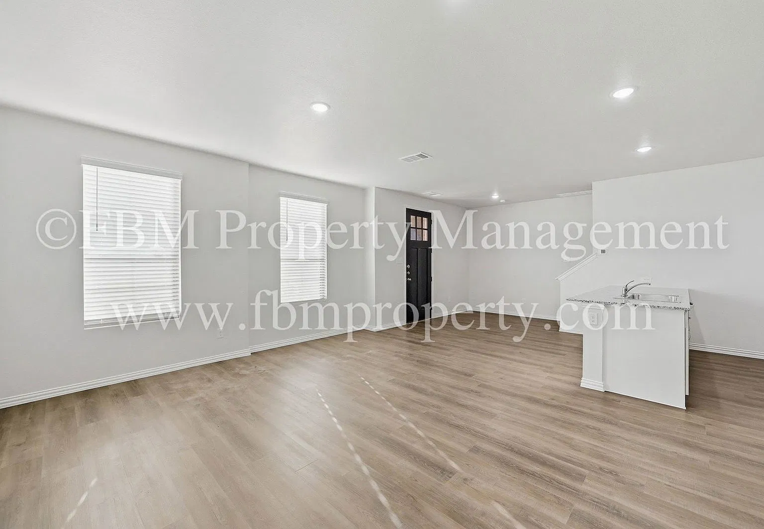 3 bed, 2.5 bath, 1679 sqft, $2,400 — Photo 2