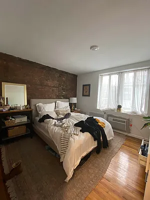 Rented by Universal Realty Group | media 4