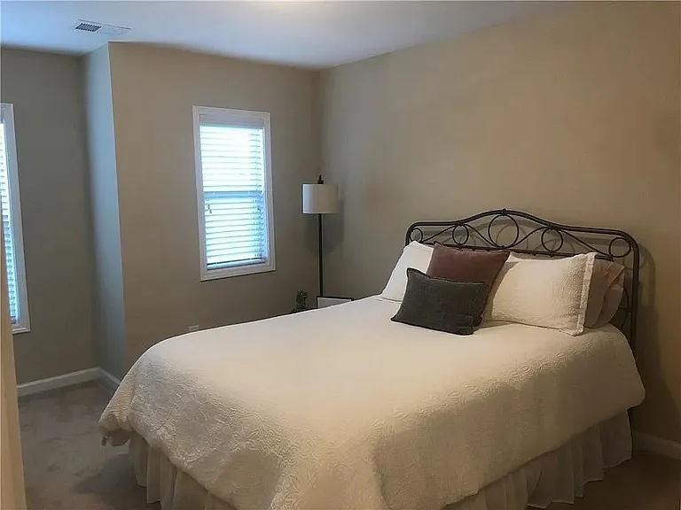 1055 Hampton Oaks Dr — Photo 16