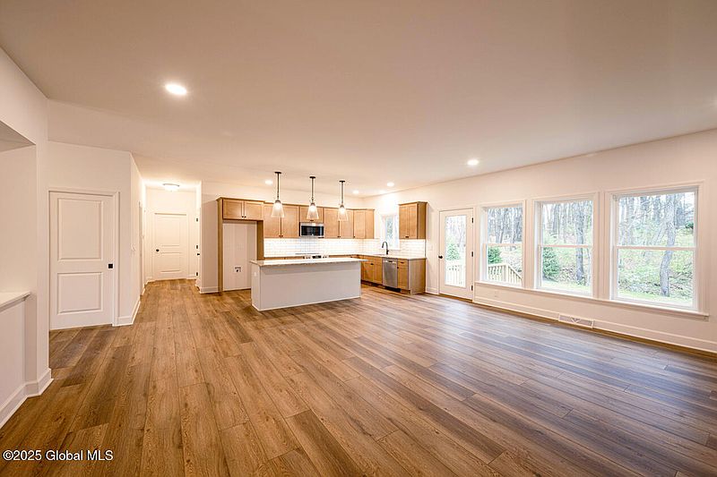 4th image of 9 Seville Way