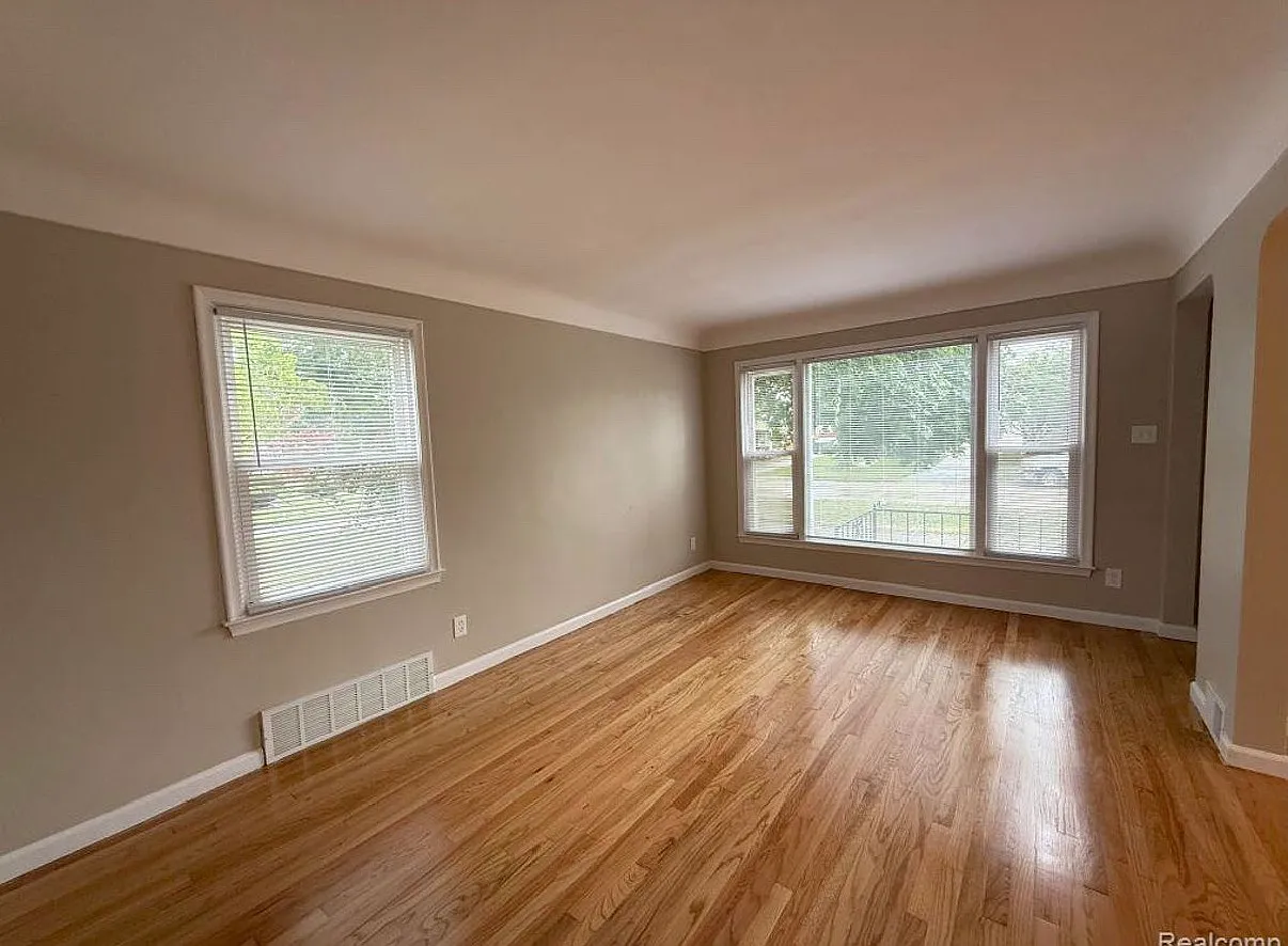3 bed, 2097 sqft, $2,300 — Photo 2
