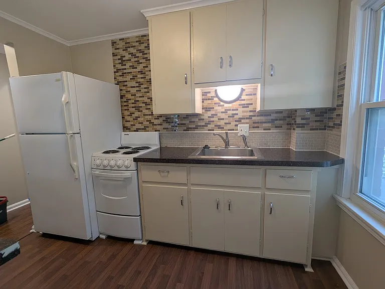 275 E Marshall St — Photo 6