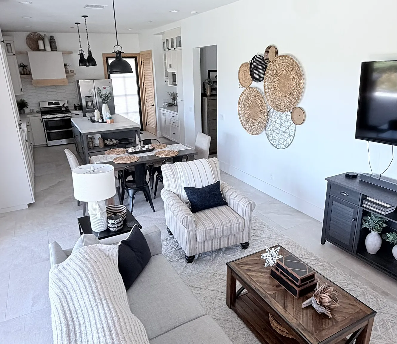 2 bed, 1200 sqft, $7,050 — Photo 3