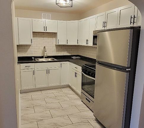 4th image of 4932 S Packard Ave #14