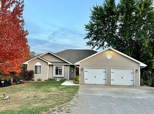 836 197th Pl, Pella, IA 50219