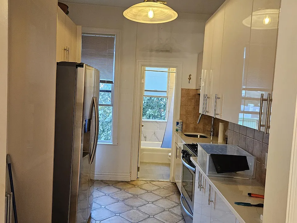 138 Newel St #3L
