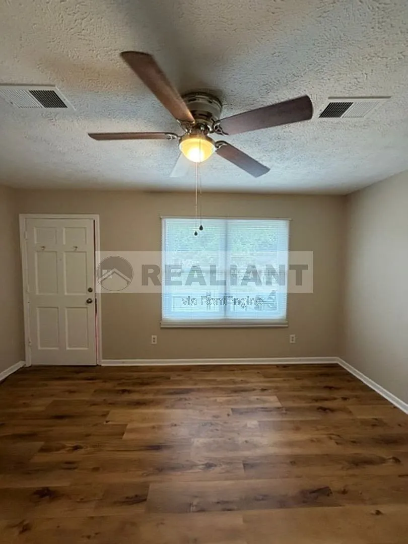 3 bed, 1.0 bath, 1375 sqft, $1,495 — Photo 4
