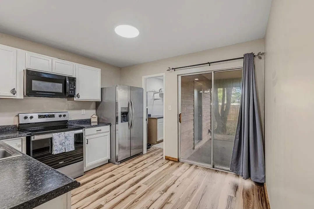 2 bed, 1002 sqft, $1,900 — Photo 1