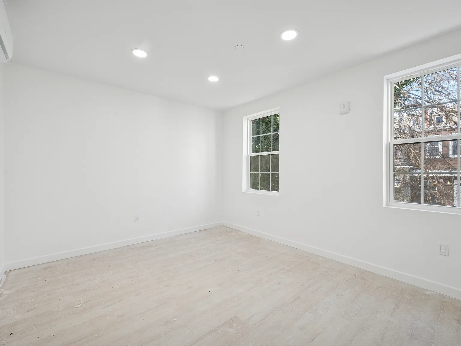 3 bed, 984 sqft, $2,400 — Photo 4