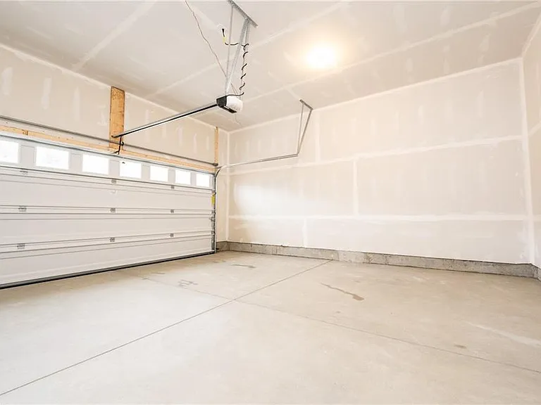 98 Brewster Dr — Photo 33