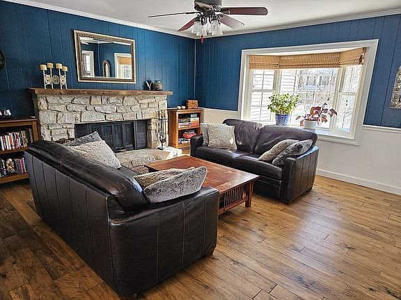 2nd image of 1242 Victoria Ln