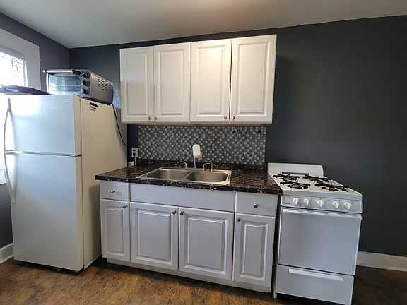 5th image of 114 7th St N APT 18