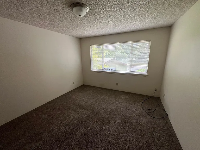 7039-1t - 2187 & 2189 NW North Hill Drive — Photo 16