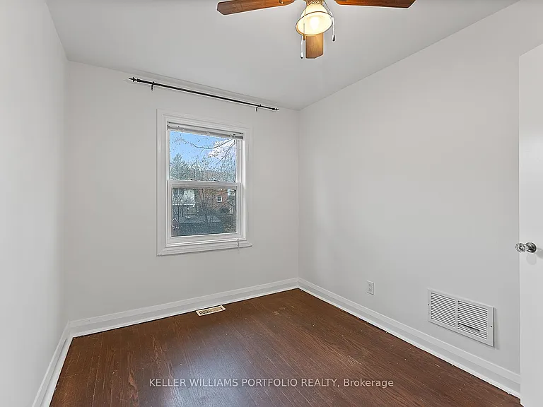 40 Scarboro Cres — Photo 35
