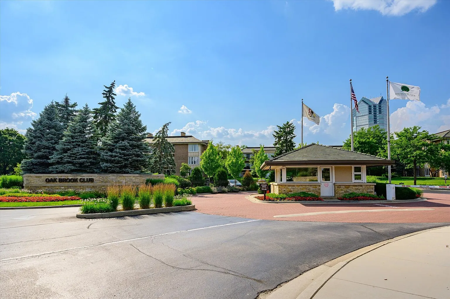 4 Oakbrook Ctr photo 1
