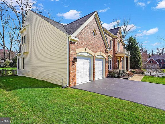 3rd image of 7366 Hunters Oak Ct