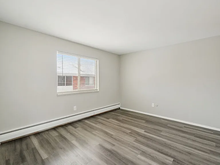 Cherry Hill Village Apartments - Dearborn Heights, MI — Photo 32
