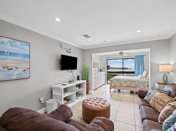 7453 Sunset Harbor Dr APT 2-109, Navarre, FL 32566