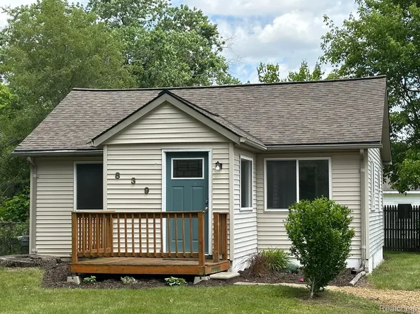 839 Round Lake Rd, White Lake, MI 48386