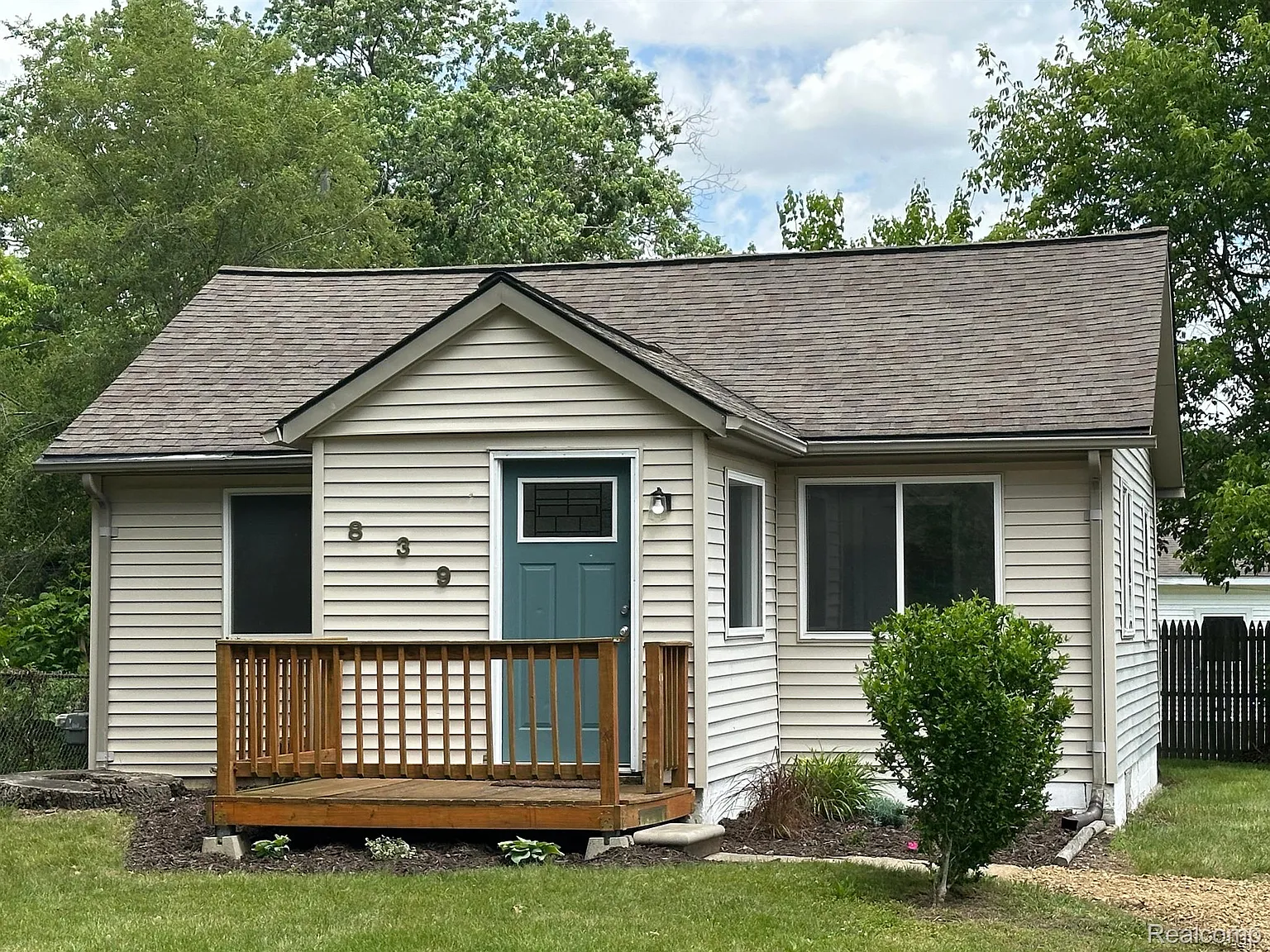 839 Round Lake Rd photo 1